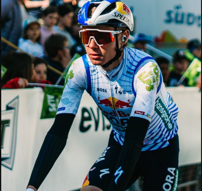 Red Bull Bora confirma fratura em campeão mundial, ciclista foi envolvido na grande queda do Tour dos Alpes, assista o vídeo 1 girodociclismo.com.br red bull bora confirma fratura em campeao mundial ciclista estava envolvido na grande queda do tour dos alpes image