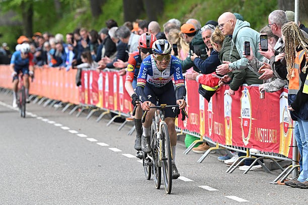 girodociclismo.com.br remco evenepoel celebra vitoria marcante na amstel gold race image 3