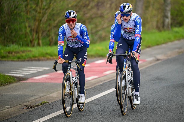 girodociclismo.com.br remco evenepoel recebe criticas de historico diretor do worldtour e preciso ter cuidado ao mentir ele poderia ter corrido image