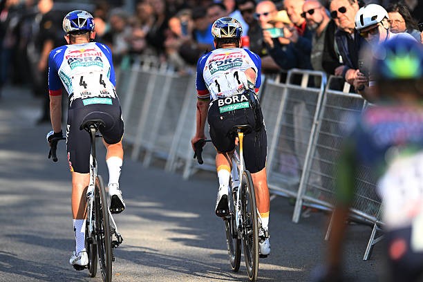 girodociclismo.com.br surgem novas imagens da grave queda de remco evenepoel na volta a catalunya confira o video image