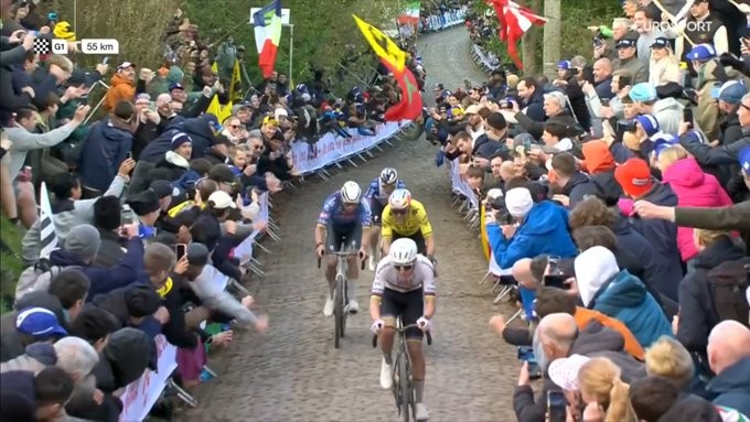 girodociclismo.com.br tadej pogacar ataca no oude kwaremont e favoritos rumam a vitoria do tour de flandres image