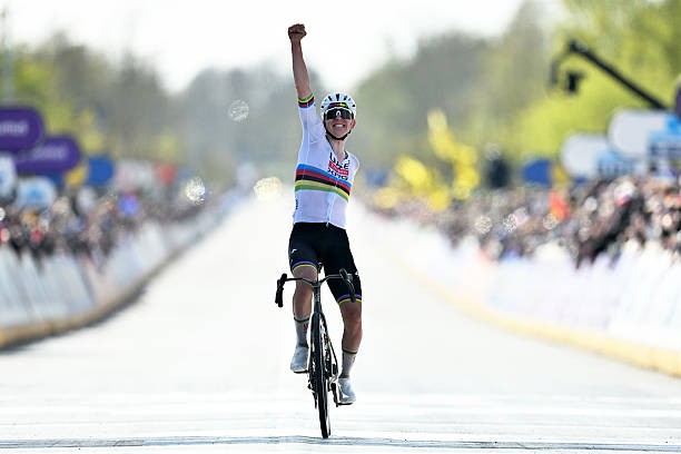 girodociclismo.com.br tadej pogacar bate mathieu van der poel e vence o tour de flandres 2026 confira os resultados e a chegada image 1