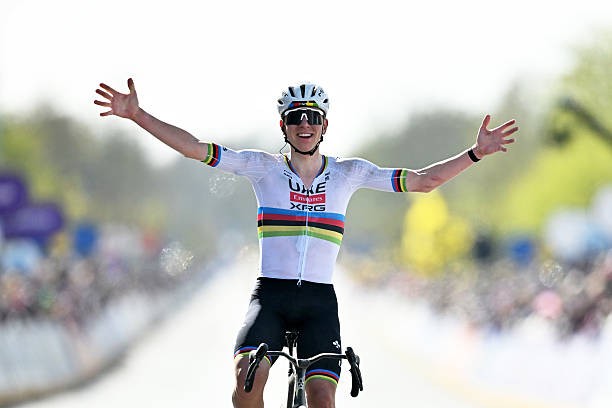 girodociclismo.com.br tadej pogacar bate mathieu van der poel e vence o tour de flandres 2026 confira os resultados e a chegada image