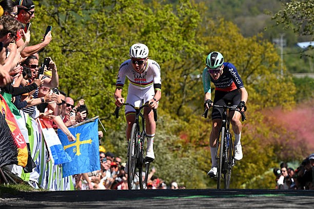girodociclismo.com.br tadej pogacar descreve vitoria na liege bastogne liege eu estava pronto para o sprint com o paul seixas assista o video image 4