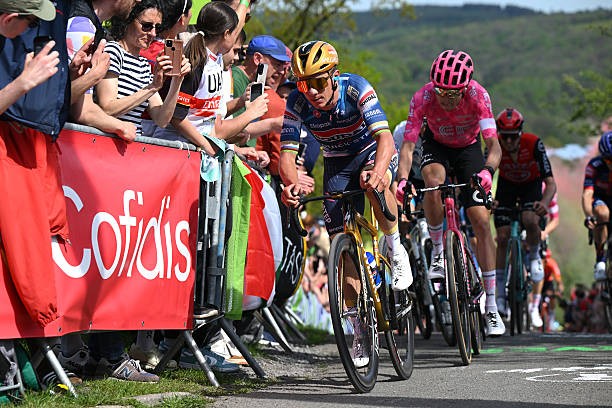 girodociclismo.com.br tadej pogacar e impressionante mas podemos contra atacar remco evenepoel concede entrevista e projeta a liege bastogne liege image 1