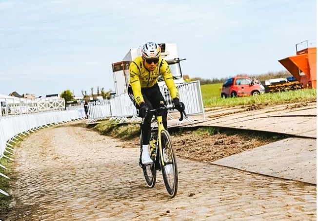 girodociclismo.com.br tadej pogacar e wout van aert aceleram forte em treinos para o tour de flandres confira as imagens dos treinamentos image 3