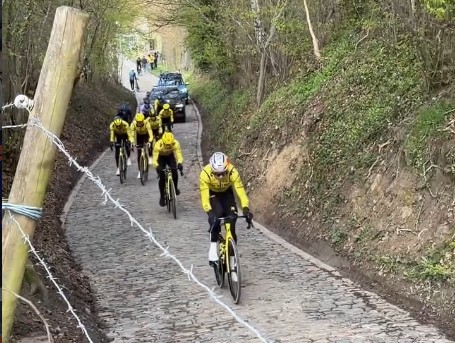girodociclismo.com.br tadej pogacar e wout van aert aceleram forte em treinos para o tour de flandres confira as imagens dos treinamentos image 7