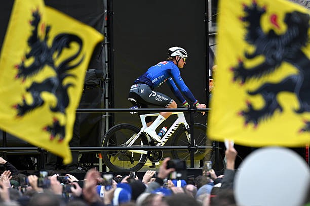 girodociclismo.com.br tadej pogacar esta um nivel acima de todos os outros mathieu van der poel reconhece favoritismo de rival no tour de flandres assista a entrevista image