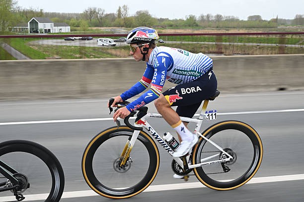 girodociclismo.com.br tadej pogacar esta um nivel acima de todos os outros mathieu van der poel reconhece favoritismo do rival no tour de flandres assista a entrevista image 1