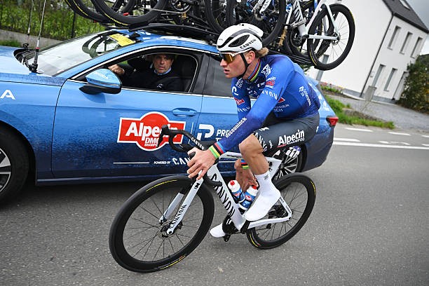 girodociclismo.com.br tadej pogacar esta um nivel acima de todos os outros mathieu van der poel reconhece favoritismo do rival no tour de flandres assista a entrevista image