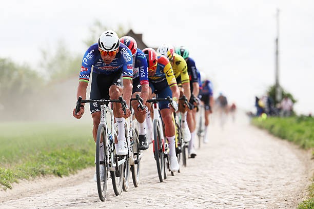 girodociclismo.com.br tadej pogacar teve que puxar mais do que qualquer outro diretor da uae emirates analisa a derrota de pogacar para wout van aert image 1