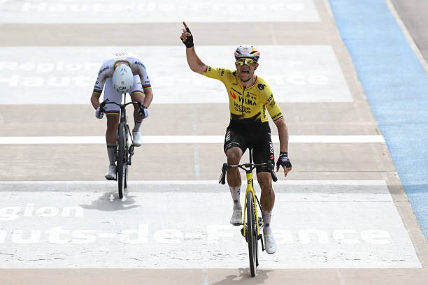 girodociclismo.com.br tadej pogacar teve que puxar mais do que qualquer outro diretor da uae emirates analisa a derrota de pogacar para wout van aert image 3