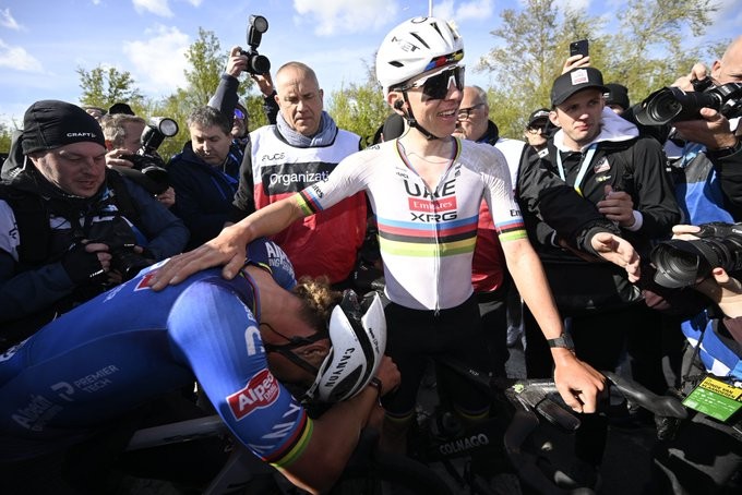 girodociclismo.com.br tour de flandres tadej pogacar domina e celebra vitoria em entrevista pos corrida image 1