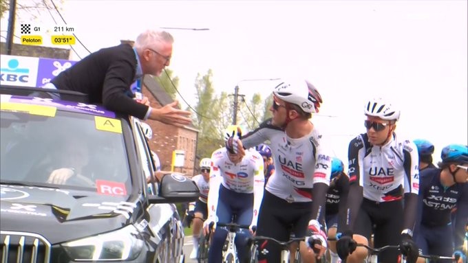 girodociclismo.com.br tour de flandres tem momento caotico passagem de trem divide pelotao e gera protestos da uae emirates assista o video image 1