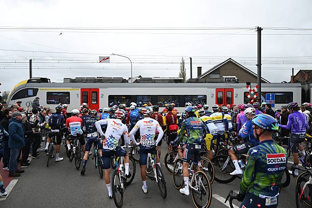 girodociclismo.com.br tour de flandres tem momento caotico passagem de trem divide pelotao e gera protestos da uae emirates assista o video image 3