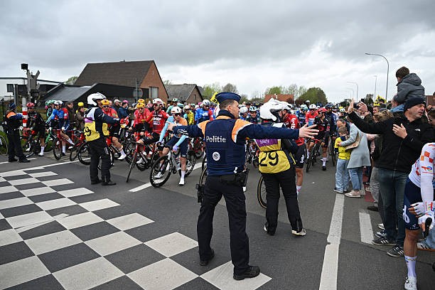 girodociclismo.com.br tour de flandres tem momento caotico passagem de trem divide pelotao e gera protestos da uae emirates assista o video image 4