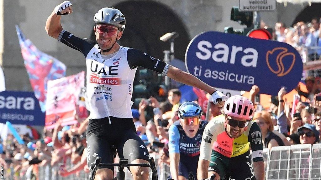 girodociclismo.com.br uae emirates anuncia novos contratos para 2 dos principais gregarios de tadej pogacar ciclistas ficam com o time por longos periodos image