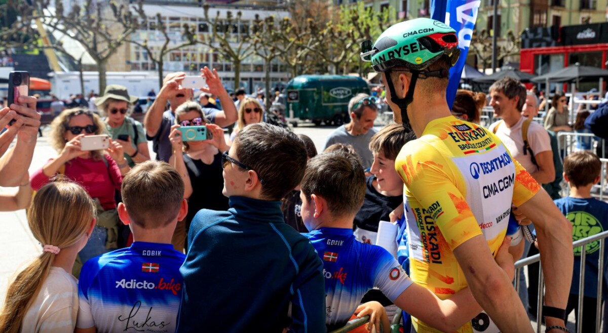 girodociclismo.com.br uae emirates enfrenta rival na disputa pelo jovem prodigio paul seixas frances entra na mira de gigantes do worldtour image 2