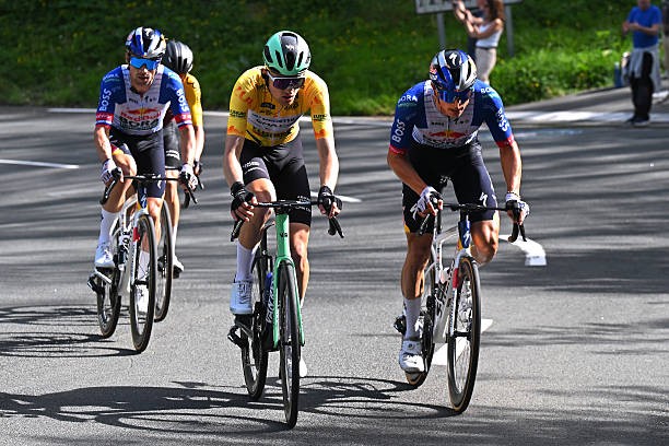 girodociclismo.com.br uae emirates enfrenta rival na disputa pelo jovem prodigio paul seixas frances entra na mira de gigantes do worldtour image 3