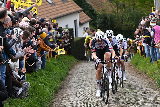 girodociclismo.com.br uae emirates provoca primeira grande selecao no tour de flandres image