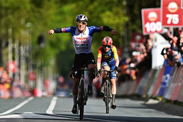 girodociclismo.com.br uma batalha entre tadej pogacar paul seixas e evenepoel lance armstrong comenta a liege bastogne liege assista o video image