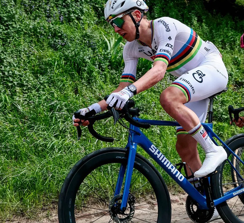 girodociclismo.com.br uma carroca azul em plena paris roubaix pogacar critica bicicleta neutra apos problema mecanico image 11