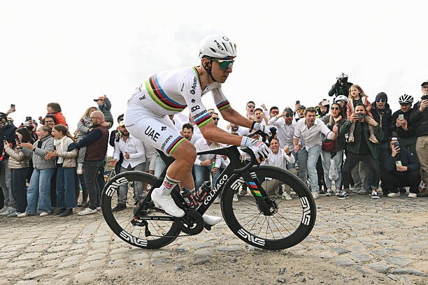 girodociclismo.com.br uma carroca azul em plena paris roubaix pogacar critica bicicleta neutra apos problema mecanico image 12