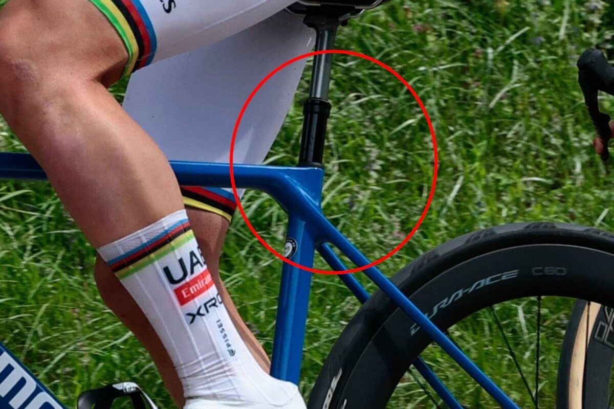girodociclismo.com.br uma carroca azul em plena paris roubaix pogacar critica bicicleta neutra apos problema mecanico image 9