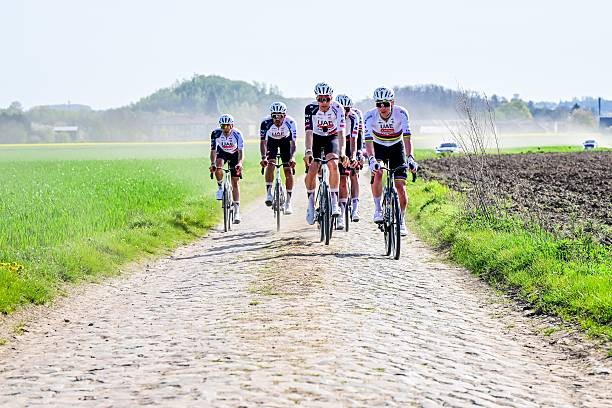 girodociclismo.com.br vamos manter tadej pogacar na frente ate que a corrida se abra diretor da uae emirates revela estrategia para a paris roubaix image 4