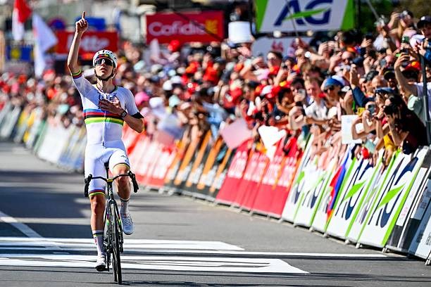 "Vou atacar amanhã no Prólogo, 3 km a toda velocidade" Tadej Pogacar concede entrevista antes do Tour de Romandie, assista o vídeo 2 girodociclismo.com.br vou atacar amanha no prologo tadej pogacar fala com bom humor antes do tour de romandie assista a entrevista image 2