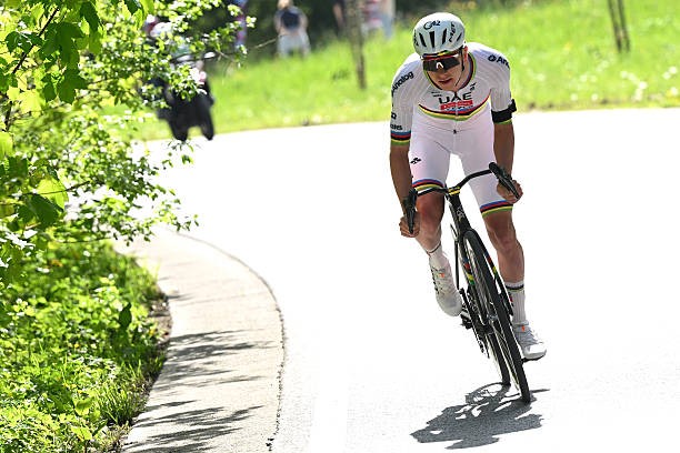 "Vou atacar amanhã no Prólogo, 3 km a toda velocidade" Tadej Pogacar concede entrevista antes do Tour de Romandie, assista o vídeo 3 girodociclismo.com.br vou atacar amanha no prologo tadej pogacar fala com bom humor antes do tour de romandie assista a entrevista image 4