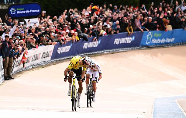 girodociclismo.com.br wout van aert bate tadej pogacar no sprint e vence a paris roubaix 2026 confira os resultados e a chegada image 1