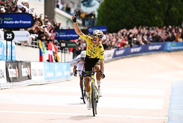Wout van Aert fala com emoção após derrotar Tadej Pogacar "deixei de acreditar muitas vezes", assista a entrevista completa 2 girodociclismo.com.br wout van aert conquista paris roubaix 2026 e emociona ao dedicar vitoria image 1