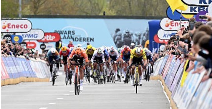 girodociclismo.com.br wout van aert lamenta derrota na dwars door vlaanderen vi uma roda ao meu lado ai morri assista o video image 3