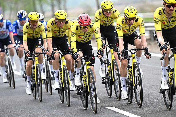 girodociclismo.com.br adotamos a tatica de pedalar mais atras jonas vingegaard explica como escapou da grande queda no giro ditalia image