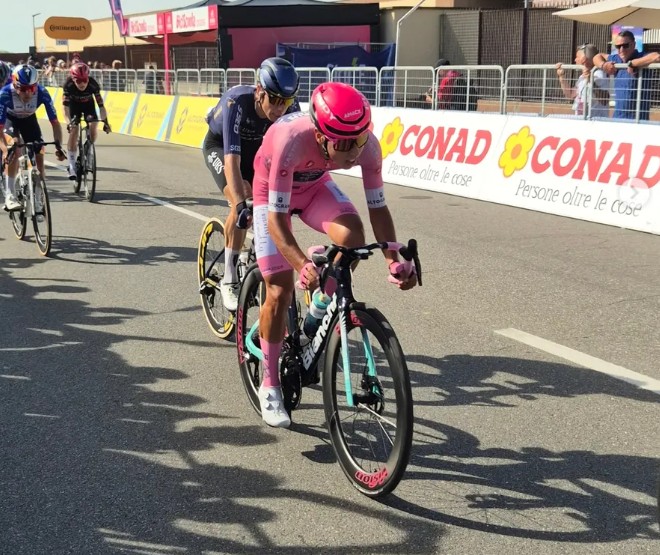 girodociclismo.com.br afonso eulalio amplia lideranca e celebra vitoria de companheiro no giro ditalia image 3