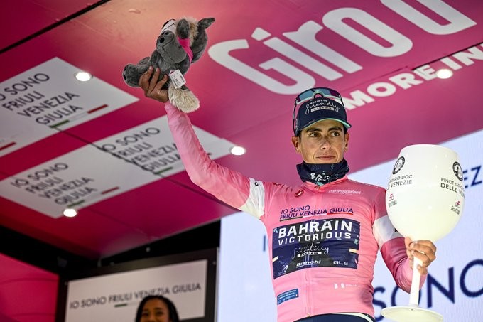 Afonso Eulálio fala após assumir a Maglia Rosa no Giro d'Italia "não posso fazer igual a João Almeida, mas vou tentar melhorar", assista a entrevista 3 girodociclismo.com.br afonso eulalio concede entrevista apos conquistar a maglia rosa em alguns momentos eu nao me sentia o melhor assista a entrevista completa image 1