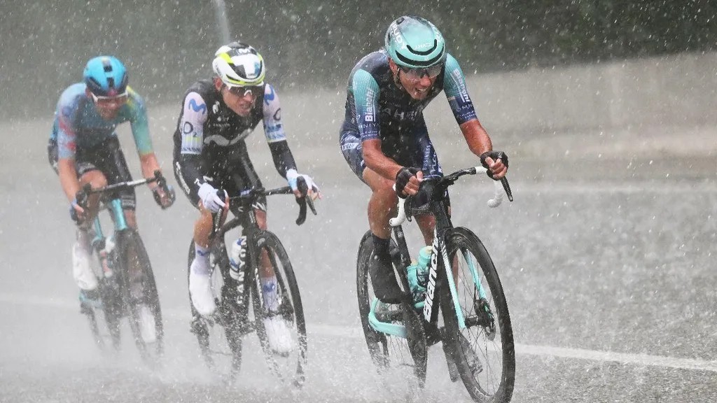 Afonso Eulálio fala após assumir a Maglia Rosa no Giro d'Italia "não posso fazer igual a João Almeida, mas vou tentar melhorar", assista a entrevista 2 girodociclismo.com.br afonso eulalio concede entrevista apos conquistar a maglia rosa em alguns momentos eu nao me sentia o melhor assista a entrevista completa image