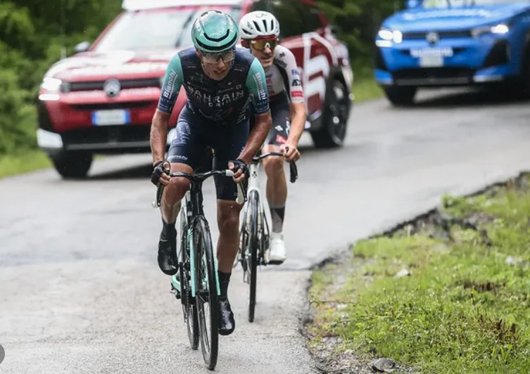 Afonso Eulálio fala após assumir a Maglia Rosa no Giro d'Italia "não posso fazer igual a João Almeida, mas vou tentar melhorar", assista a entrevista 5 girodociclismo.com.br afonso eulalio fala apos assumir vestir a maglia rosa no giro ditalia nao posso fazer o mesmo que o joao almeida assista a entrevista image 1