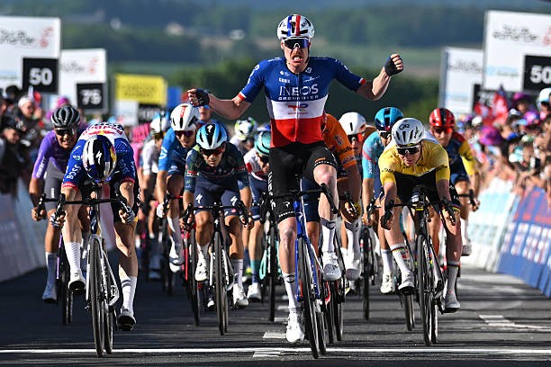 girodociclismo.com.br campeao da vuelta a espana faz duras criticas a primoz roglic ele parece estar de ferias assista o video image 2