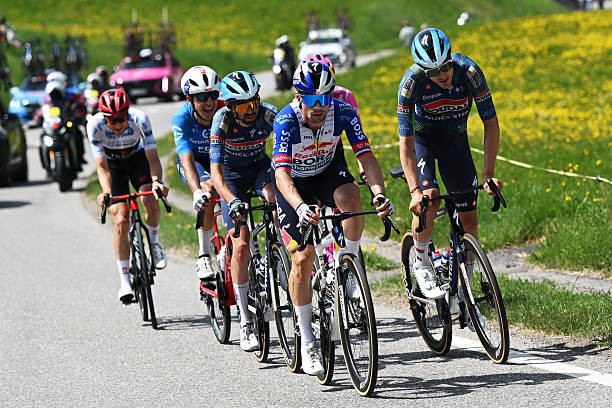 girodociclismo.com.br campeao da vuelta a espana faz duras criticas a primoz roglic ele parece estar de ferias assista o video image