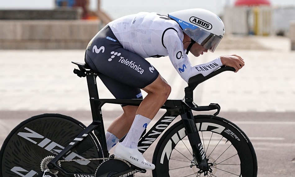 Cena inusitada no Giro d'Italia: ciclista realiza contrarrelógio com colete de gelo "quando percebi era tarde demais", assista o vídeo 1 girodociclismo.com.br cena inusitada no giro ditalia ciclista esquece de retirar colete de gelo e realiza contrarrelogio com equipamento assista o video image