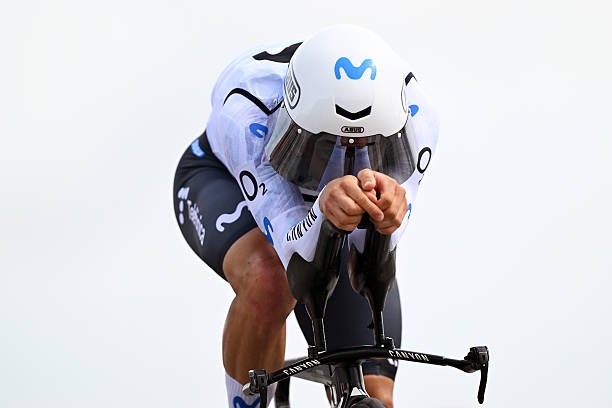 Cena inusitada no Giro d'Italia: ciclista realiza contrarrelógio com colete de gelo "quando percebi era tarde demais", assista o vídeo 2 girodociclismo.com.br cena inusitada no giro ditalia ciclista realiza contrarrelogio com pesado colete de gelo esqueci de retira lo quando percebi era tarde demais image