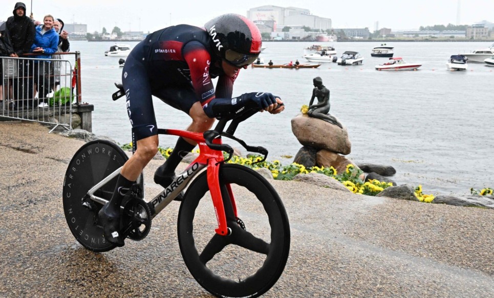 Cena inusitada no Giro d'Italia: ciclista realiza contrarrelógio com colete de gelo "quando percebi era tarde demais", assista o vídeo 3 girodociclismo.com.br cena inusitada no giro ditalia ciclista realiza contrarrelogio com pesado colete de gelo quando percebi era tarde demais assista o video image