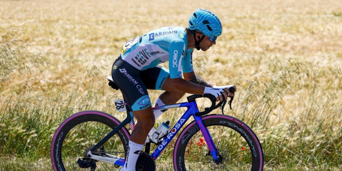 Ciclista é multado e expulso do Giro d'Italia após derrubar colega, assista o vídeo 2 girodociclismo.com.br ciclista e multado e expulso do giro ditalia apos derrubar colega assista o video image 1