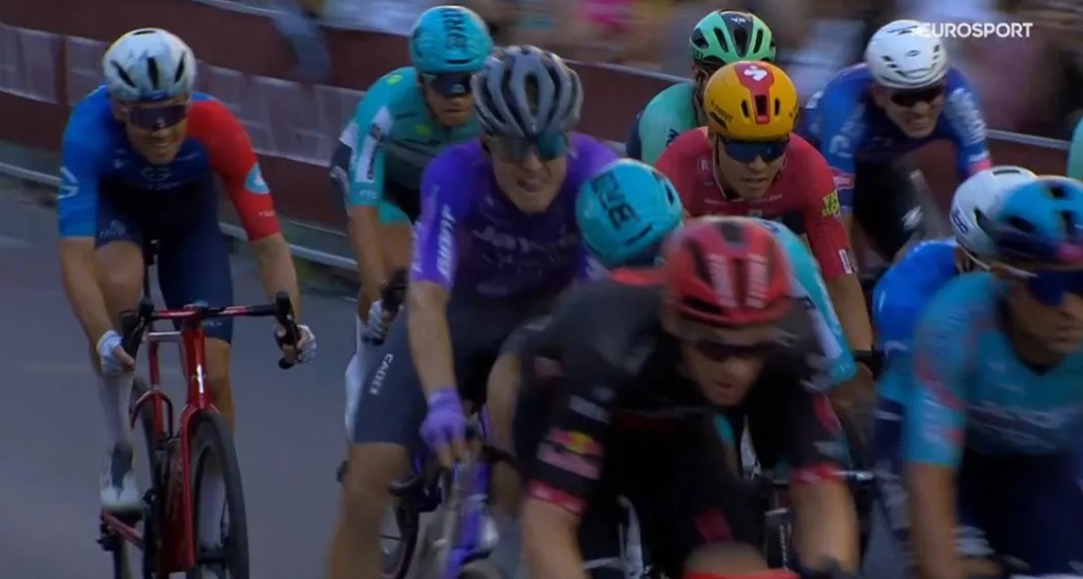 Ciclista é multado e expulso do Giro d'Italia após derrubar colega, assista o vídeo 1 girodociclismo.com.br ciclista e multado e expulso do giro ditalia apos derrubar colega assista o video image