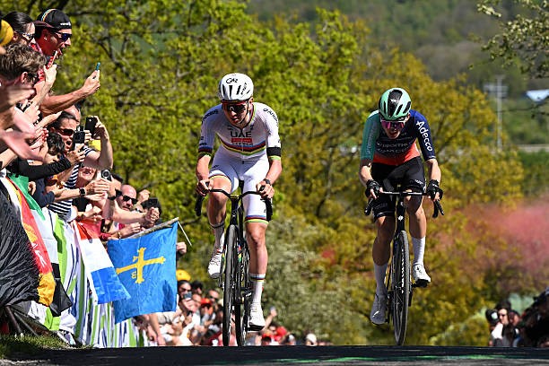 girodociclismo.com.br diretor da lenda bernard hinault fala sobre o duelo tadej pogacar e paul seixas o tour de france precisava disso assista o video image