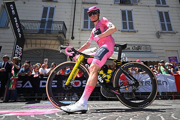 girodociclismo.com.br giro ditalia 2026 a 3a semana e de longe a mais dificil jonas vingegaard veste rosa e projeta jornada decisiva assista o video image 2
