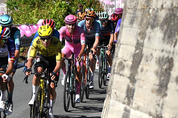 girodociclismo.com.br giro ditalia 2026 afonso eulalio fala apos a tensa etapa tentaremos manter a maglia rosa dia apos dia assista o video image