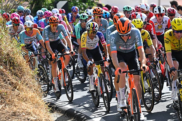 Giro d'Italia 2026: Egan Bernal fica para trás e revela tensão "mais de 190 bpm por mais de 20 minutos, não sei o que houve", assista o vídeo 2 girodociclismo.com.br giro ditalia 2026 egan bernal revela momento delicado mais de 190 batimentos cardiacos por mais de 20 minutos image 3